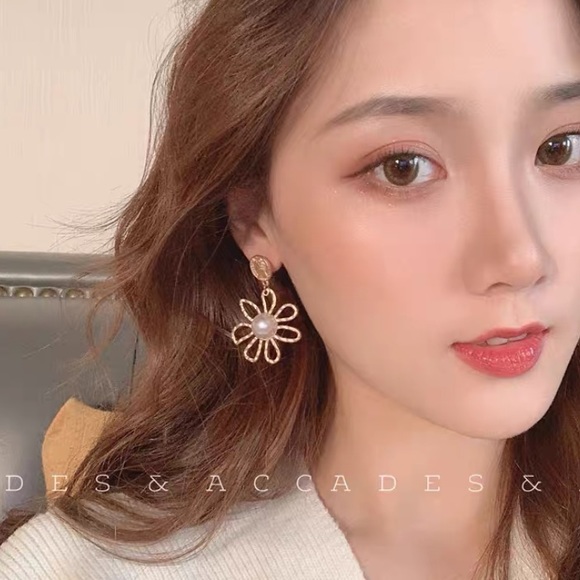 3/$35🔥 💙💕LAST ONE Sterling Faux Pearl Earrings - Picture 5 of 8